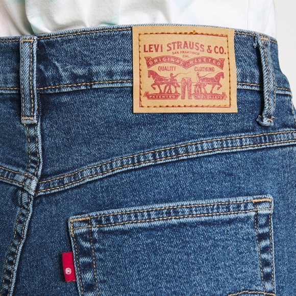 SOLD Levi’s high rise mom shorts - Picture 2 of 4